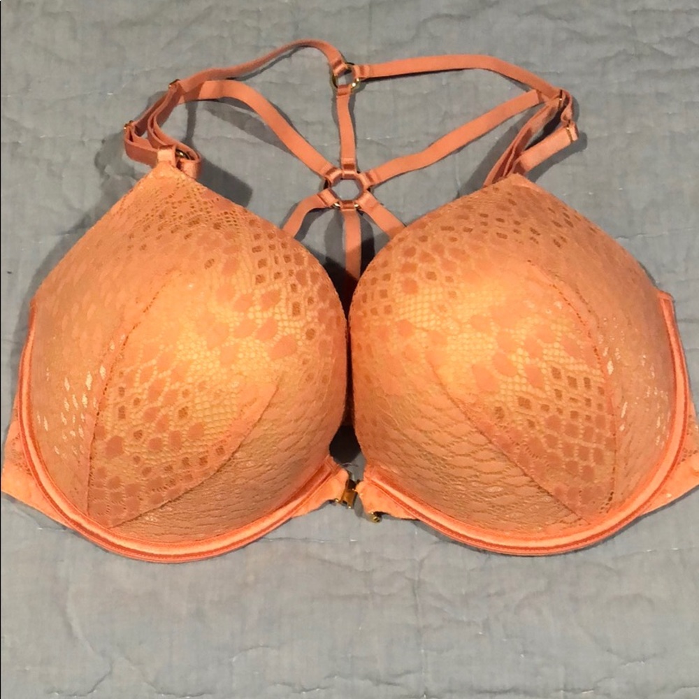 Victoria’s Secret bombshell 36DD